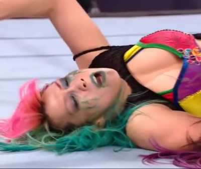 Pathetic Peyton the jobber taps to Auska. The loses keep piling up 😍🤩