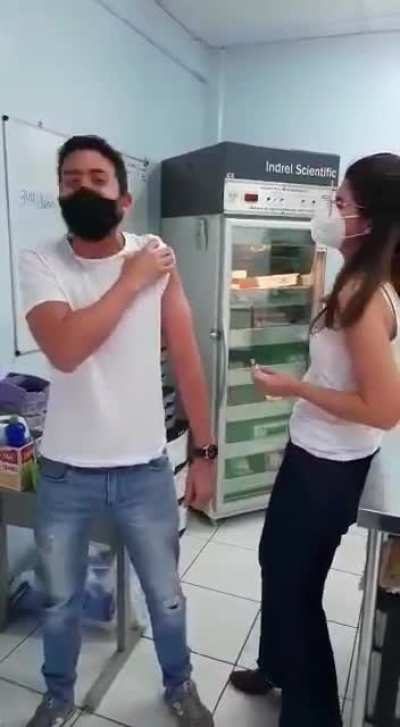 O cara narrando ele mesmo sendo vacinado