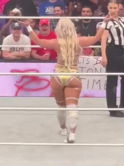 Toni storm