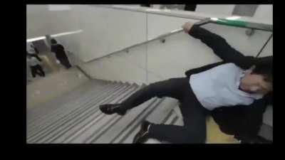 Confrontation between Chinese and Japanese inside Japanese metro 