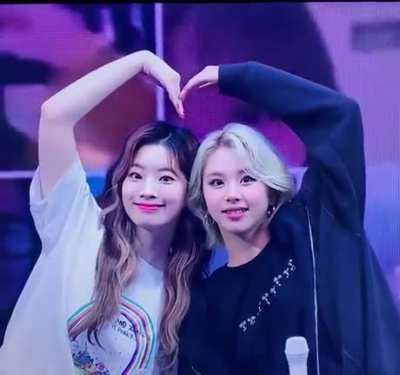 200807 Dahyun and Chaeyoung heart