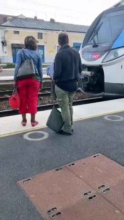 "Allez mourir chez vous" - des t&eacute;moins insulte un suicidaire qui a rat&eacute; sa tentative