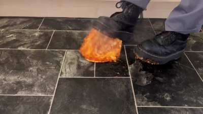 Doc Martens crush pizza dm full vid&eacute;o