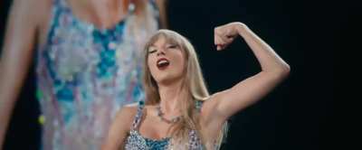 telling us to look at her armpit 😍❤