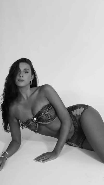 Sarah Waddles - „!Body Like That! new song coming out August 8th“ | Instagram 2025/08/01