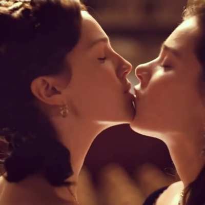 Hailee Steinfeld making out with Ella Hunt