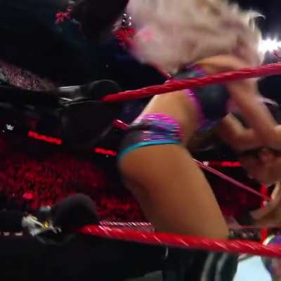 Bayley rams her shoulder into Alexa Bliss&rsquo;s stomach