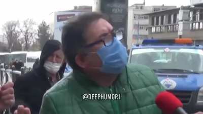 Fanilasından mendil yapıp h&acirc;len "H&uuml;k&uuml;mete kellemi veririm" diyen bir k&ouml;le