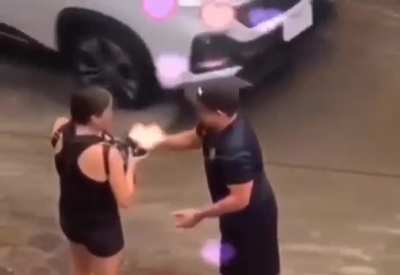 E quem disse que n&atilde;o existe mais cavalheirismo? 