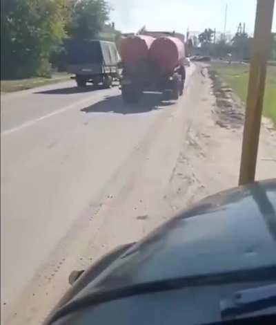 Как в Ростовской области на говновозке ездят. Люк застрял между колос, а водиле пофиг.
