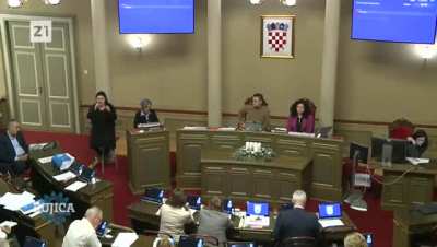 Toma&scaron;ević napu&scaron;ta skup&scaron;tinu tokom glasovanja o progla&scaron;avanju heroja Blage Zadre počasnim građaninom Zagreba, ni&scaron;ta ideologija samo komunalije ✊