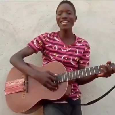 "Boa tarde famoilha 😁👍" canta muito