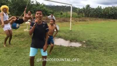 Sextou camaradas! Deixo aqui minha indica&ccedil;&atilde;o zueira: Eulisses, dan&ccedil;arino da banda Fundo de Quintal. Voc&ecirc; com 11 anos teria coragem de entrar em um mosh com os marmanjos?