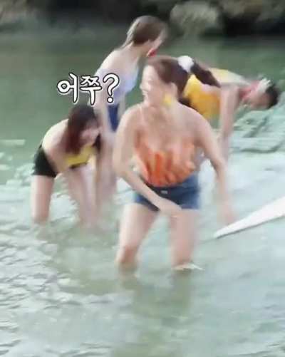 I want to play in the ocean with Jihyo...