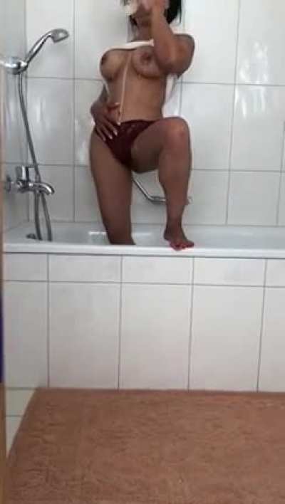 I know nudes of me will get upvotes, so here we go (I will of course upvote back😘)
