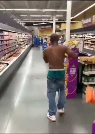 Man voluntarily help clean Walmart ☺️👍