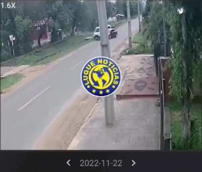 Impatient driver tries to overtake a van and causes big crash