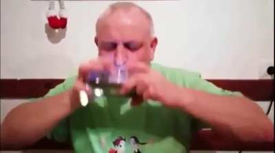 Prva slovenska zdravni&scaron;ka in &scaron;amanska roka nekje iz dolenjskega konca. Vrsta pred njegovo ambulanto v Kočevju je dolga in noben od čakajočih ne upo&scaron;teva varnostne razdalje.