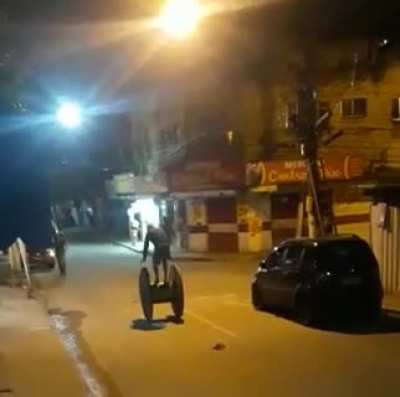 Traficante carioca esqueceu a grana no bolso e...