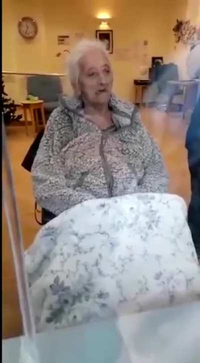 Heart breaking: nursing home refuses to check on her mother&rsquo;s &ldquo;blue lips&rdquo;, hangs up, takes her away from the window, and closes the blinds.