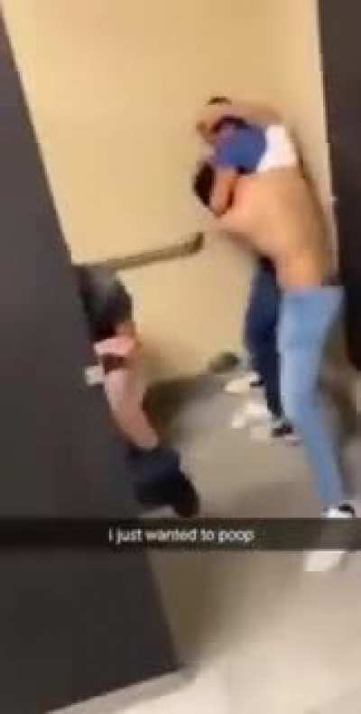 Cuando por fin decido cagar en un ba&ntilde;o publico 😓