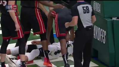 [Highlight] Ariza fouls Giannis and uses him to get up
