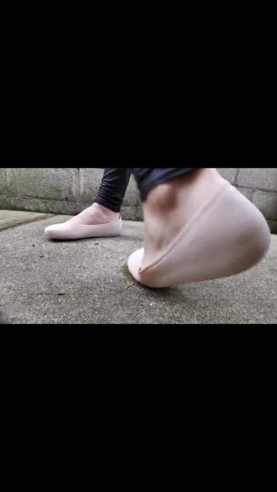 Crocs ballerinas crush worms