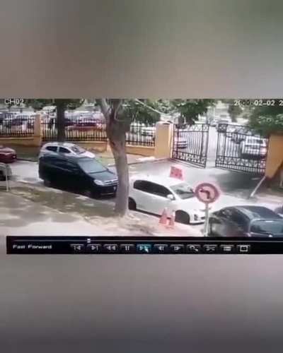 Beberapa buah kenderaan yang di parkir di tepi jalan rosak selepas dilanggar oleh sebuah lori dalam kejadian di Kompleks E, Putrajaya pada hari ini. Tindakan suspek berjaya dirakam kamera litar tertutup (CCTV).
