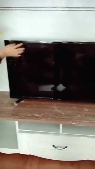 Eve gelen temizlikciye televizyonu ıslakla silme dedikten 5 dakka sonra