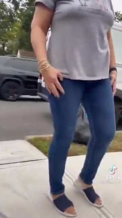 Racist Karen harasses a Hispanic contractor and demands that he sPeAk aMeRicAn