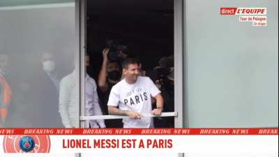 [L'&Eacute;quipe] Lionel Messi greets the crowd at Paris airport