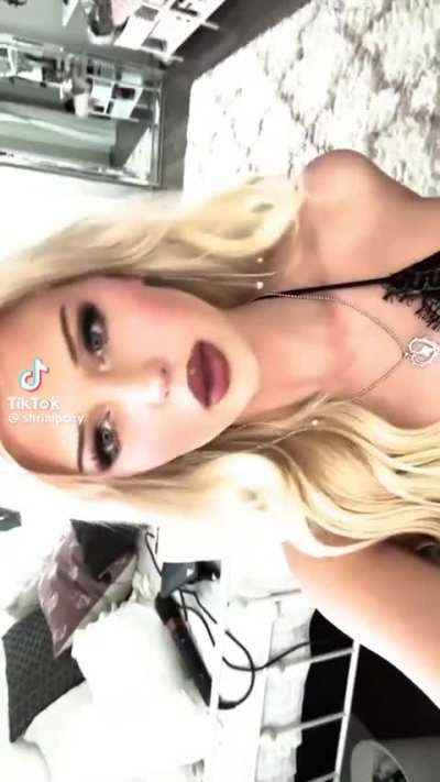 she is so sexy 😍