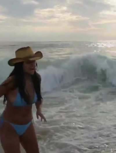 Sara goes to the beach