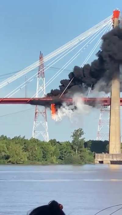 Se incendio un camión en el puente Zárate Brazo Largo y los vecinos sospechan que pasa algo 