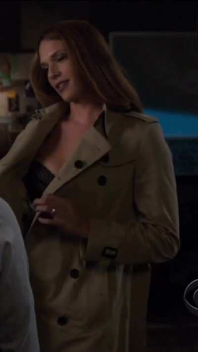 Amanda Righetti showing off that amazing body