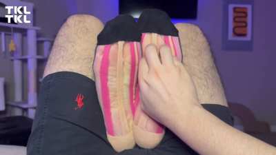 What a perfect position for big ticklish feet!