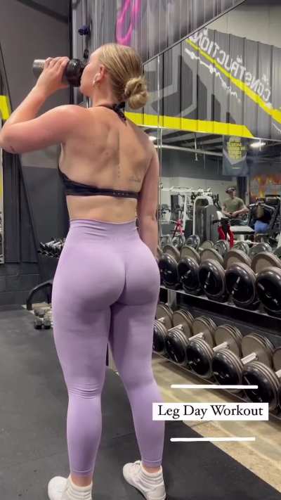 Name of this Perfect Ass White Girl flaunting her cheeks in the gym?