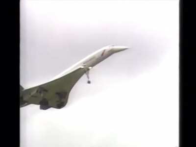 Once in a lifetime flyby - B-17G &ldquo;Sally B&rdquo; and Concorde over H&auml;ssl&ouml;/V&auml;ster&aring;s airfield