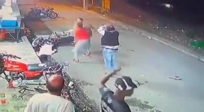 #Adoro los finales felices. Iban a asaltar a un grupo de personas y a uno de los delincuentes se le escap&oacute; un tiro y acab&oacute; matando a su c&oacute;mplice. La novia de &eacute;ste c&oacute;mplice llega abrazar a Alexis Yandel Guadalupe.