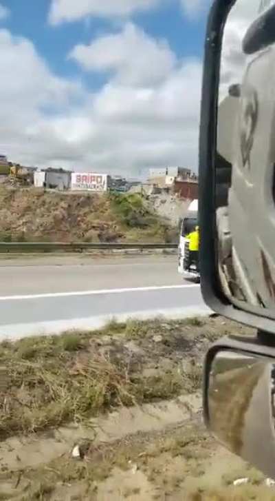 Bolsonaro supporter tried to block a semitruck from crossing a blockade that they did after losing the elections by climbing on it