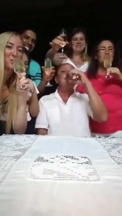 Y se la pela