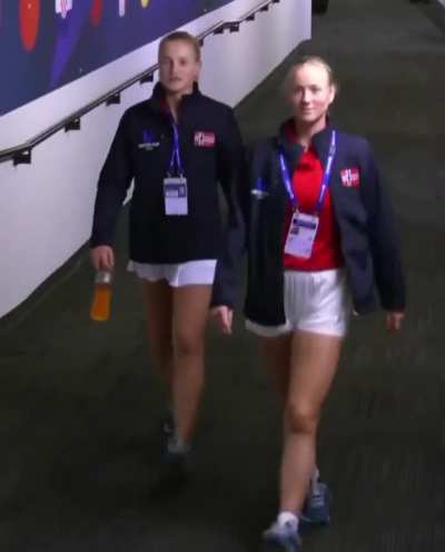 2 girls practice their catwalk&hellip;Only to realize they&rsquo;ve been caught on camera 🤣