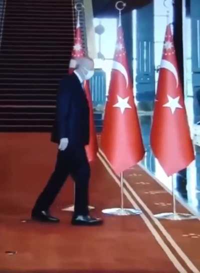 Bence akpliler oy verirken bir daha d&uuml;ş&uuml;ns&uuml;nler.