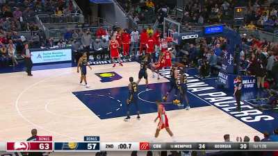 [Highlight] Trae Young finds John Collins on the lob for a jam to beat the halftime buzzer