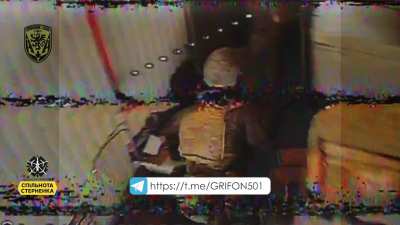 A Ukrainian FPV drone flies into the building looking for targets (successfully).