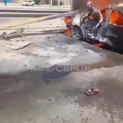 Driver not being able to leave his car in flames 