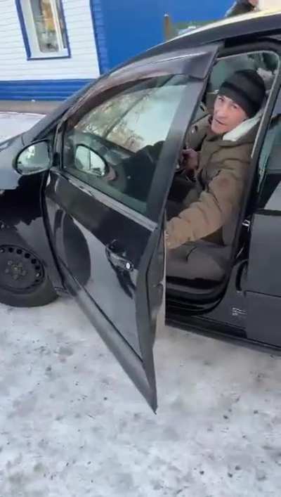 In Kazakhstan, a Russian is forced to remove a Z symbol from his car window