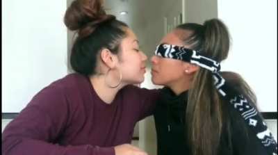 2 poly girls kissing 😳 happy Sunday 👍
