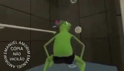 porque voce demora tanto no banho? eu: