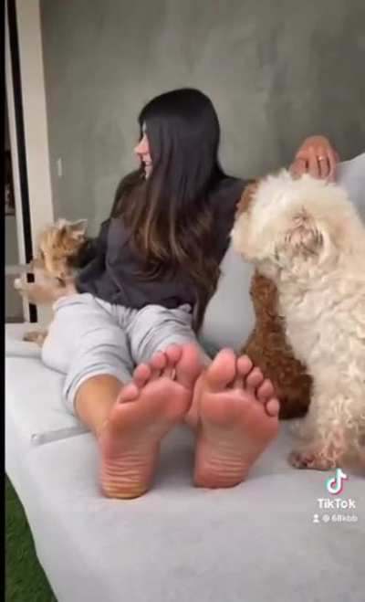 Mia Khalifa soles and toes
